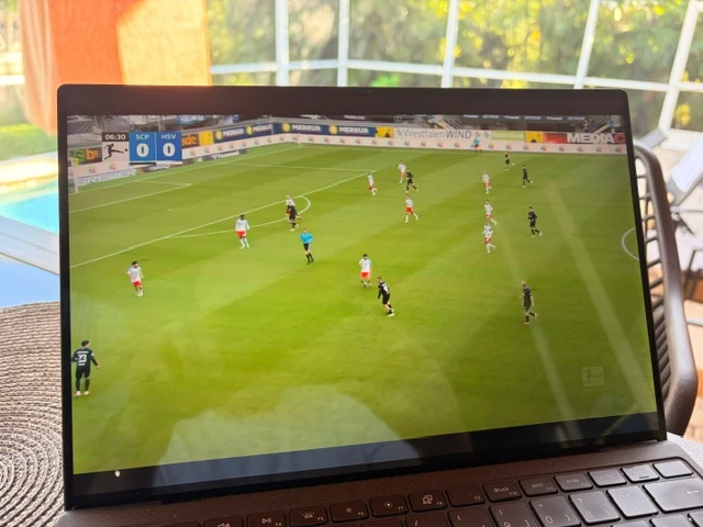Laptop auf der Terrasse in Florida zeigt die Live-Übertragung von SC Paderborn 07 gegen Hamburger SV in Sky Go, aufgenommen mit aktivem ExpressVPN